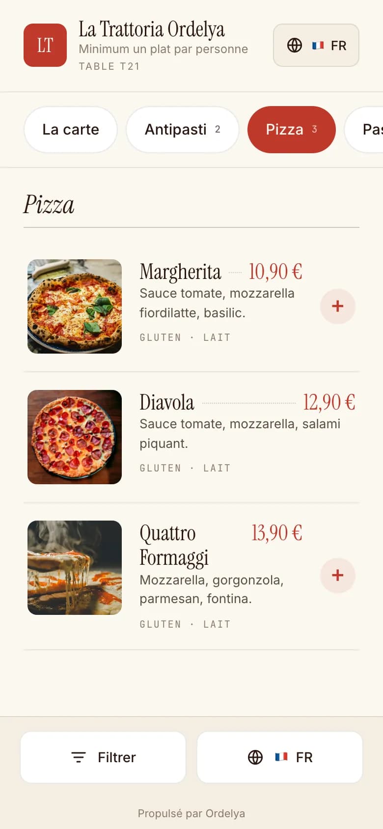 Menu convive sur smartphone après le scan du QR de la table T21 : onglets de catégories et pizzas avec photo, description, allergènes et prix.